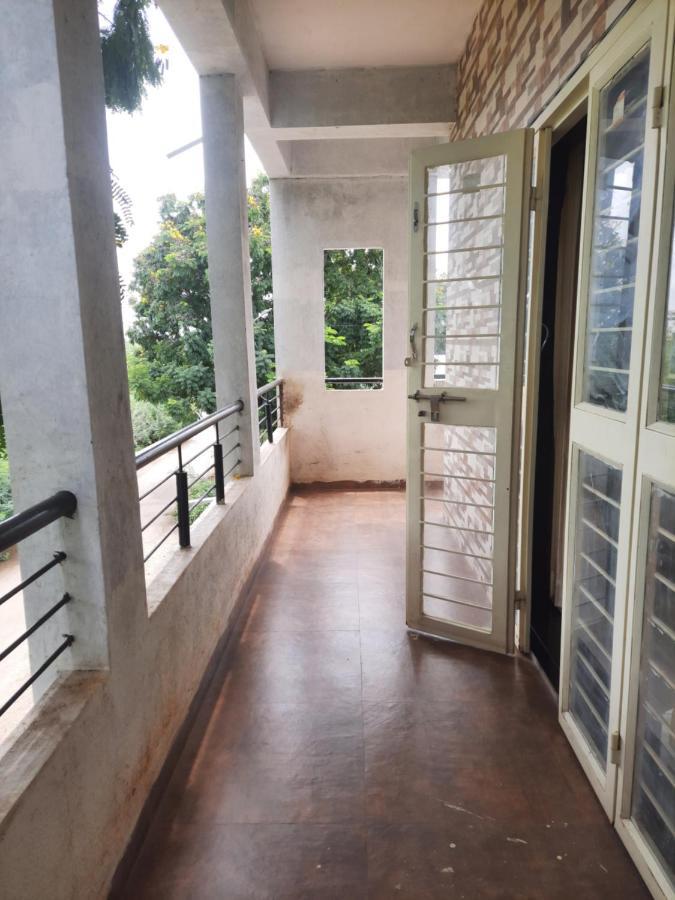 Rajlakshmi Niwas Apartment โซลาปูร์ ภายนอก รูปภาพ