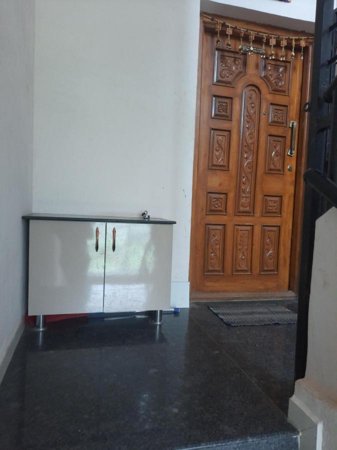 Rajlakshmi Niwas Apartment โซลาปูร์ ภายนอก รูปภาพ