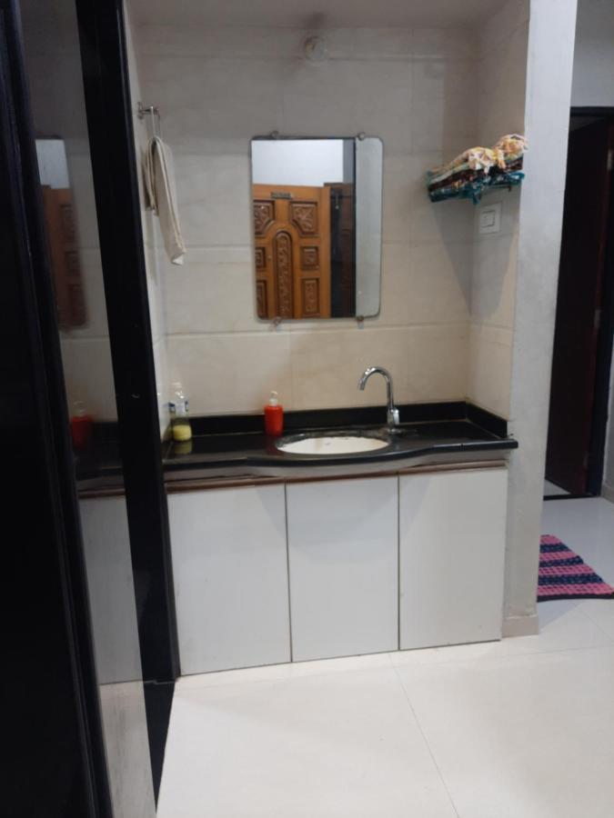 Rajlakshmi Niwas Apartment โซลาปูร์ ภายนอก รูปภาพ