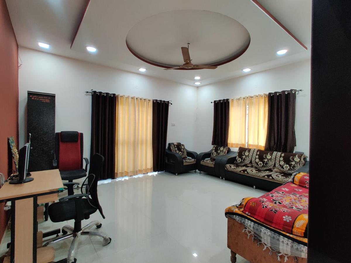 Rajlakshmi Niwas Apartment โซลาปูร์ ภายนอก รูปภาพ