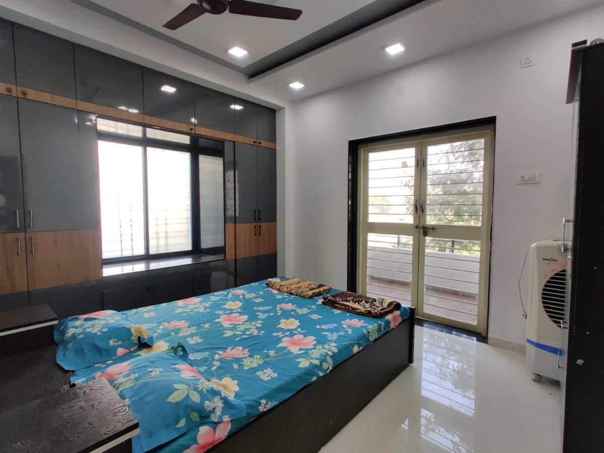 Rajlakshmi Niwas Apartment โซลาปูร์ ภายนอก รูปภาพ