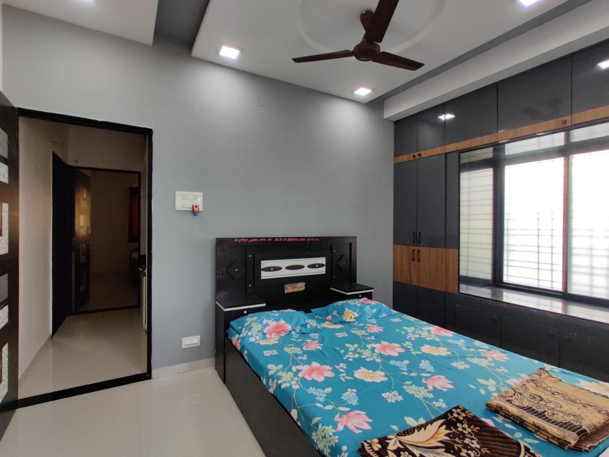 Rajlakshmi Niwas Apartment โซลาปูร์ ภายนอก รูปภาพ