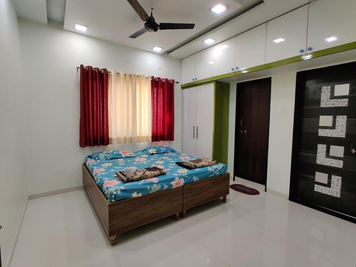 Rajlakshmi Niwas Apartment โซลาปูร์ ภายนอก รูปภาพ