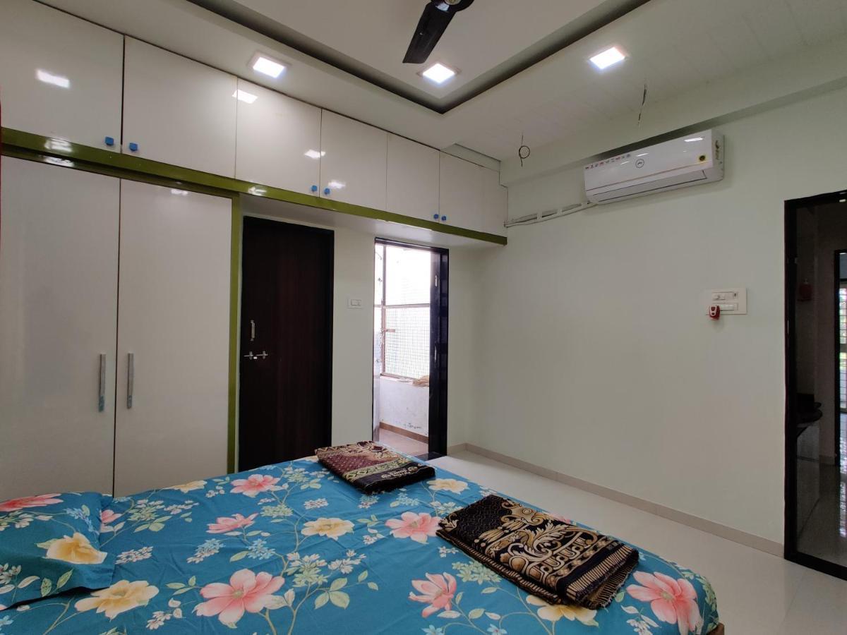 Rajlakshmi Niwas Apartment โซลาปูร์ ภายนอก รูปภาพ
